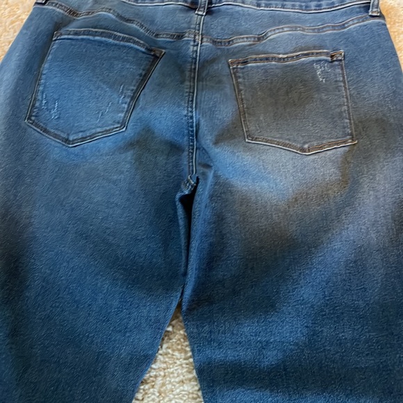 Distressed denim jeggings. Size 16 - Picture 5 of 6